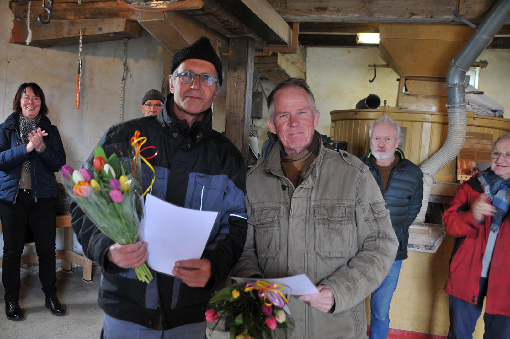 Nieuwe molenaars Jan van Vulpen en Bate Boschma welkom geheten bij de groep vrijwillige molenaars