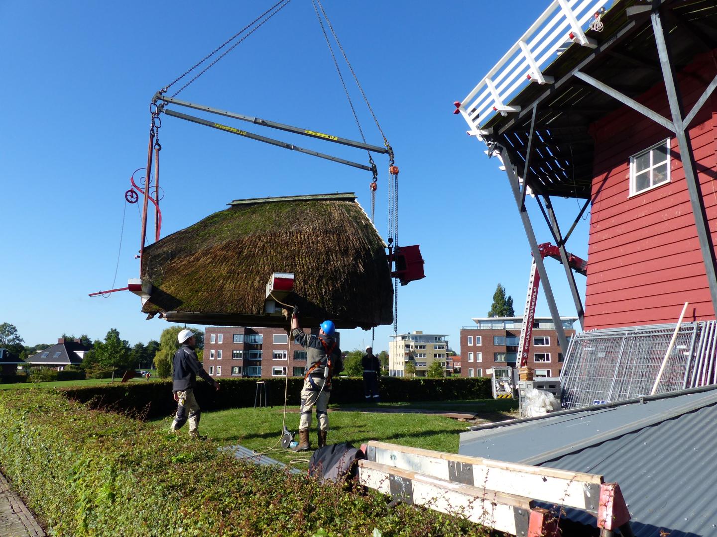 De kap wordt achter de molen geplaatst voor nieuw rietdek