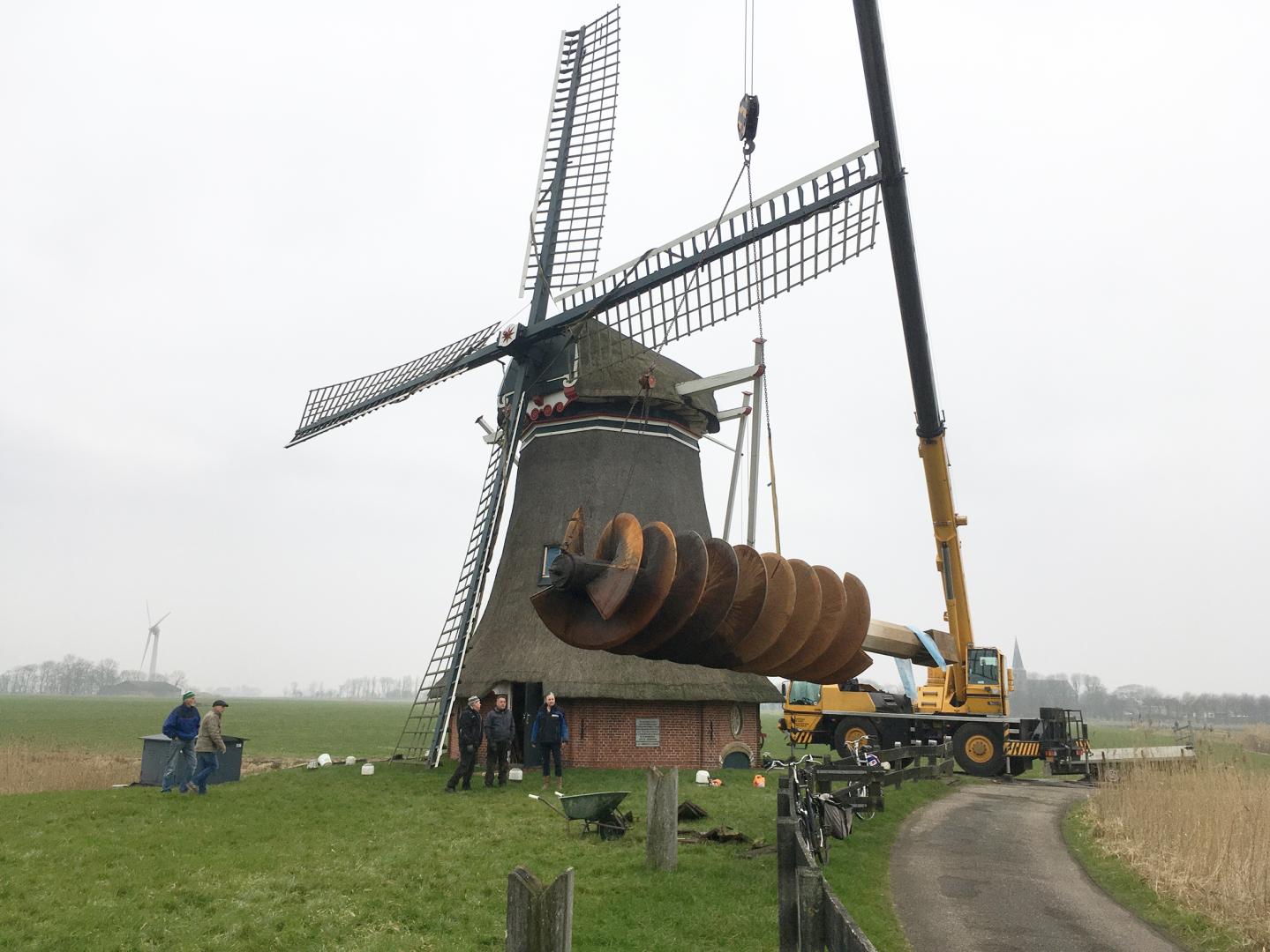 De oude schroef wordt naast de molen gelegd voor demontage