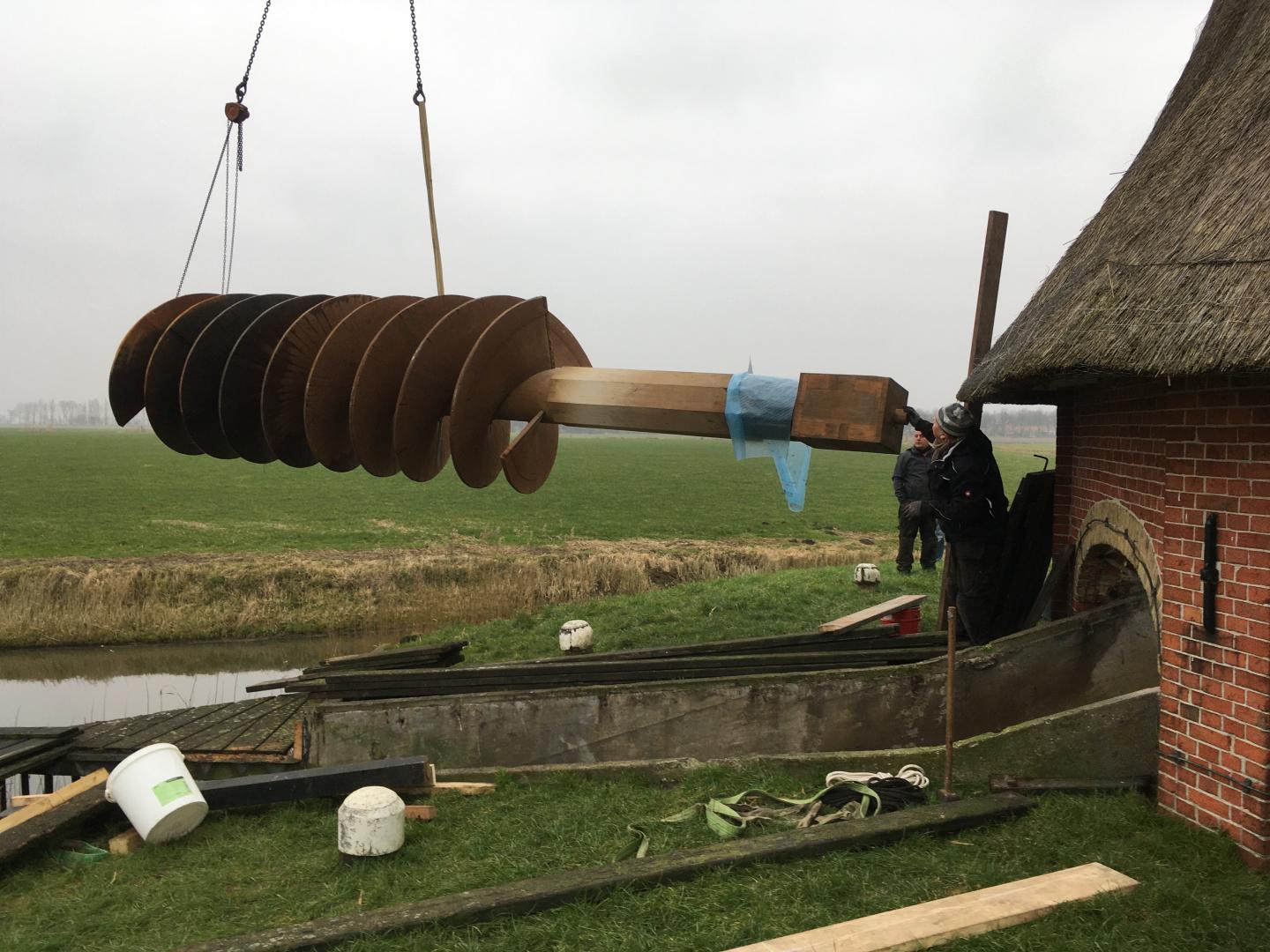 De schroef hangt in de lucht