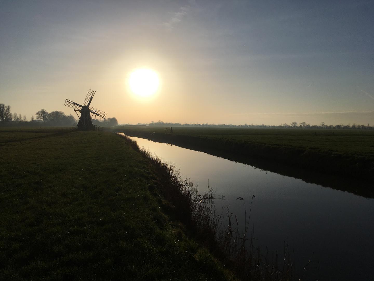 Molen De Gans bij Iezumasyl in de rouwstand (voorbij rechtstaand = dat wat geweest is).
