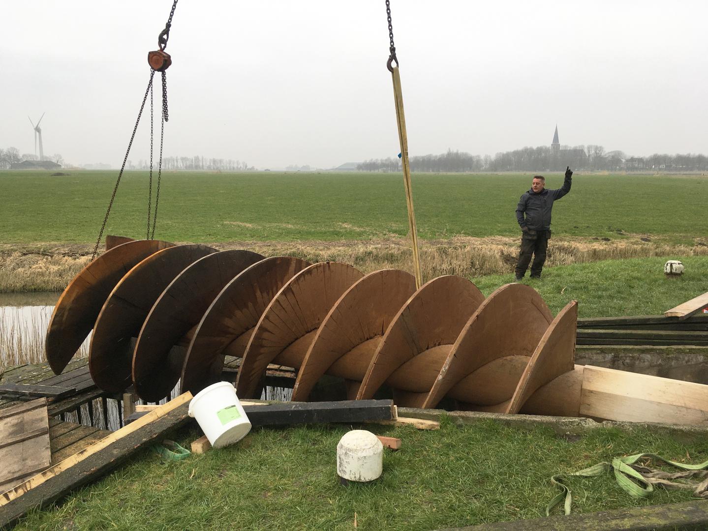 Het voorzichtig optakelen van de vijzel