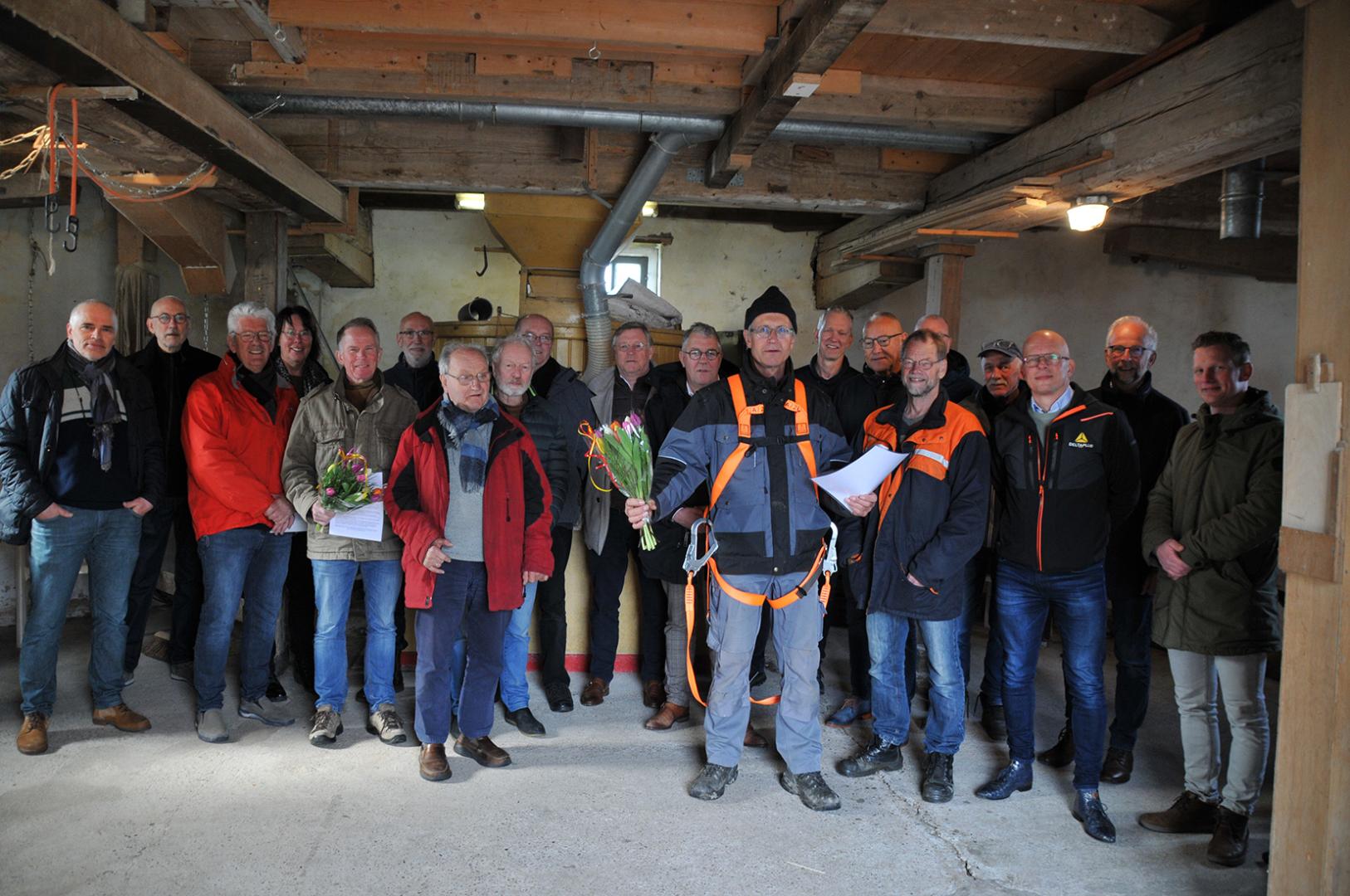 Sponsoren gebroeders Raadsma, bestuursleden, vrijwillige molenaars en instructeurs onder in de Zeldenrust