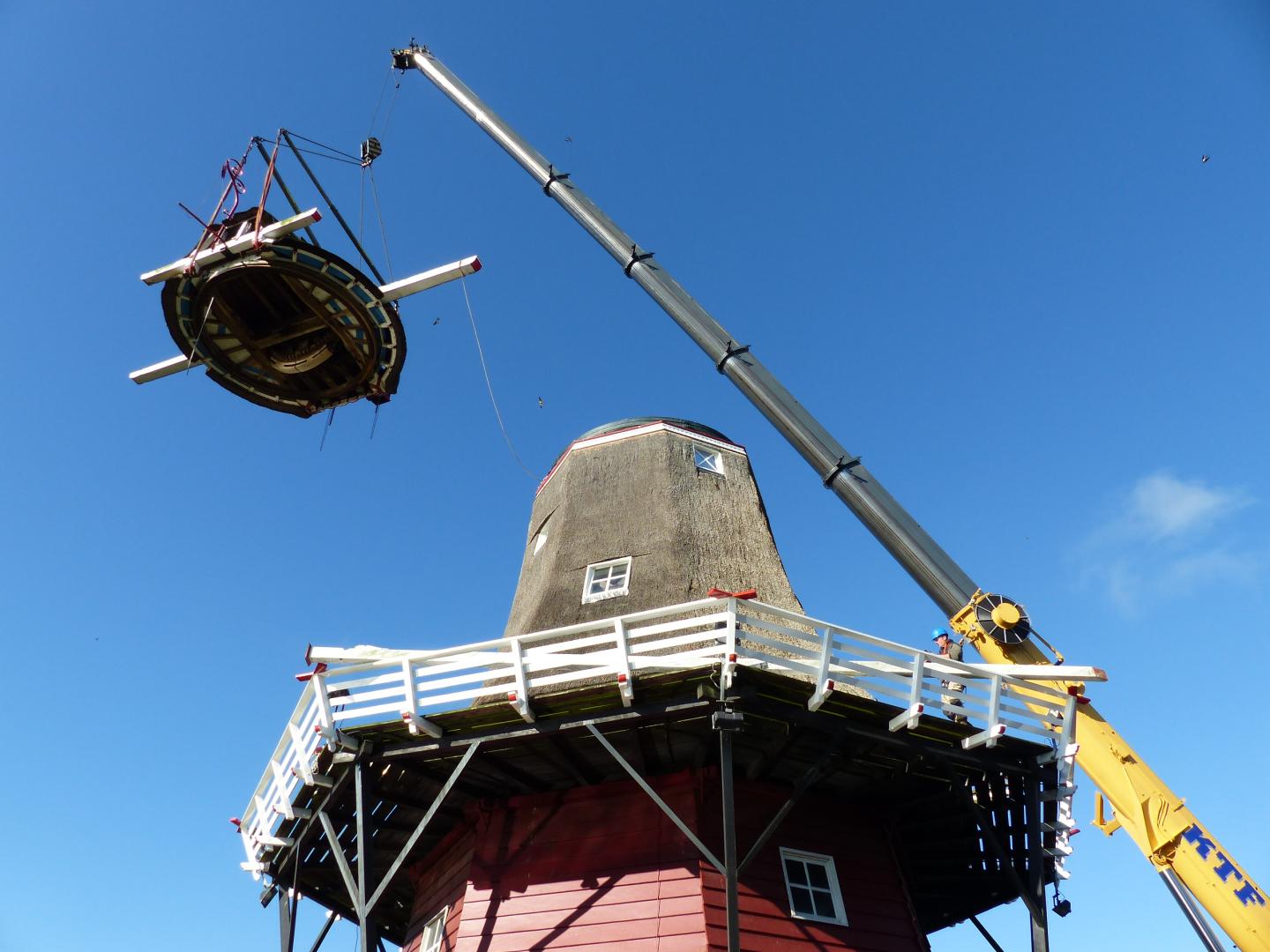 De kap gaat van molen De Hoop in Dokkum