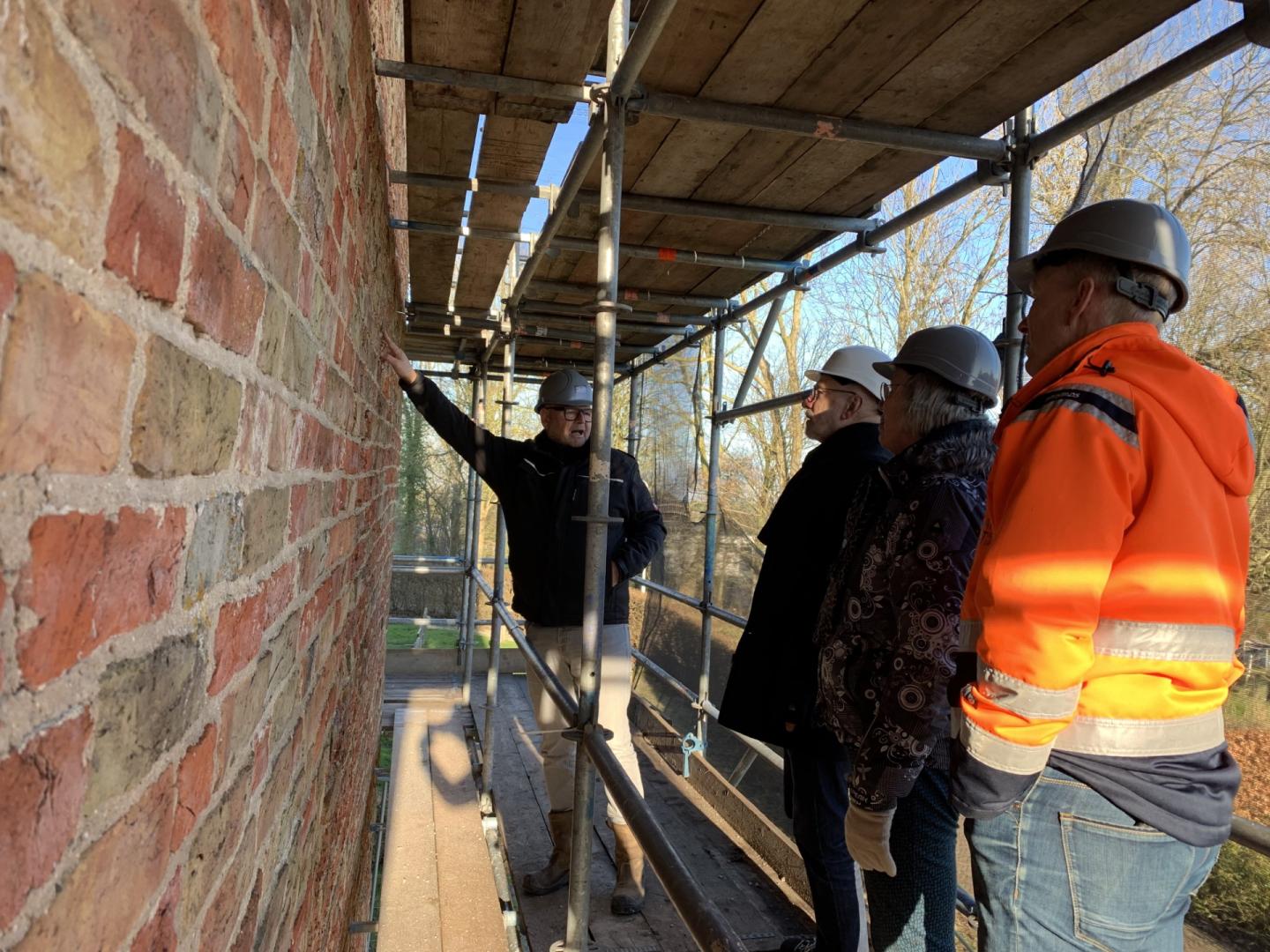 Doede van der Werff toont het restauratiewerk aan Stichting Monumentenbehoud Noardeast-Fryslân