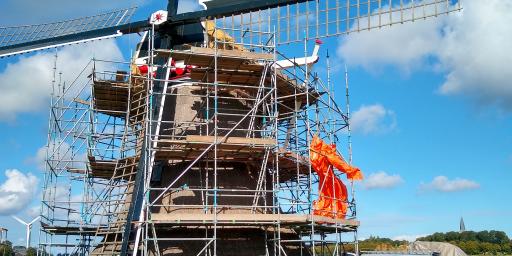 De hantumermolen staat in de steigers