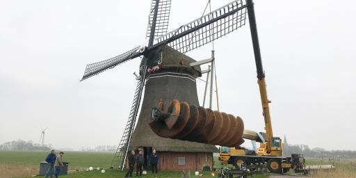 De oude schroef wordt naast de molen gelegd voor demontage