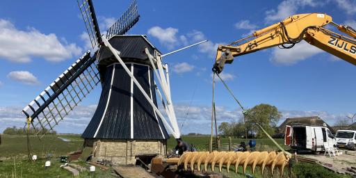 De schroef of vijzel wordt geplaatst