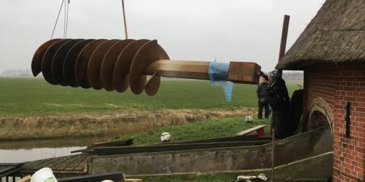 De schroef hangt in de lucht