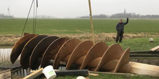 Het voorzichtig optakelen van de vijzel