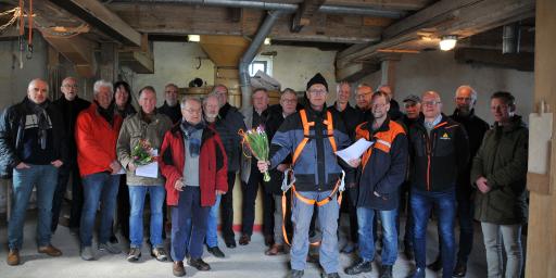 Sponsoren gebroeders Raadsma, bestuursleden, vrijwillige molenaars en instructeurs onder in de Zeldenrust