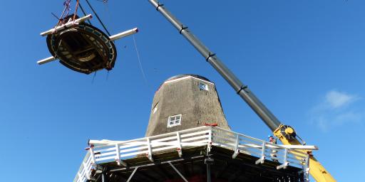 De kap gaat van molen De Hoop in Dokkum