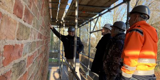 Doede van der Werff toont het restauratiewerk aan Stichting Monumentenbehoud Noardeast-Fryslân